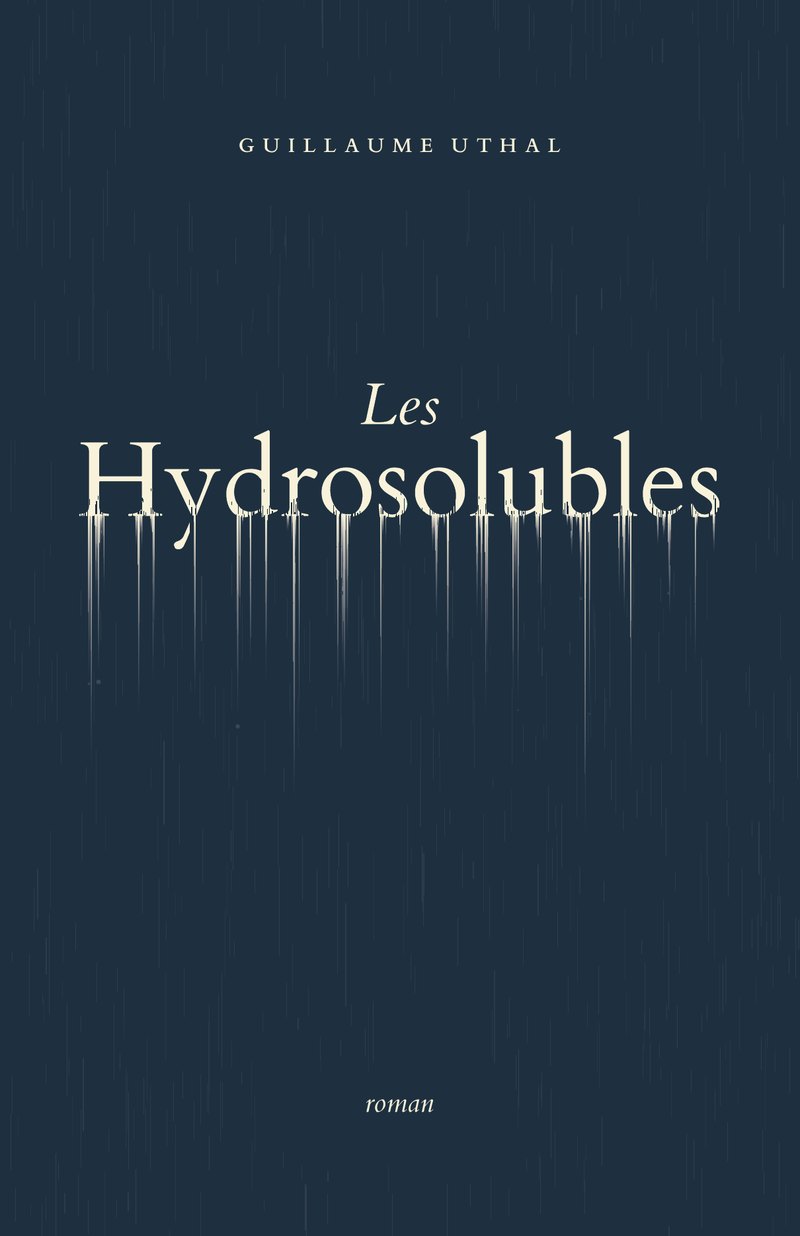 Couverture du roman Les Hydrosolubles de Guillaume Uthal : le titre, crème sur fond bleu nuit, se dissout en filets vers le bas.